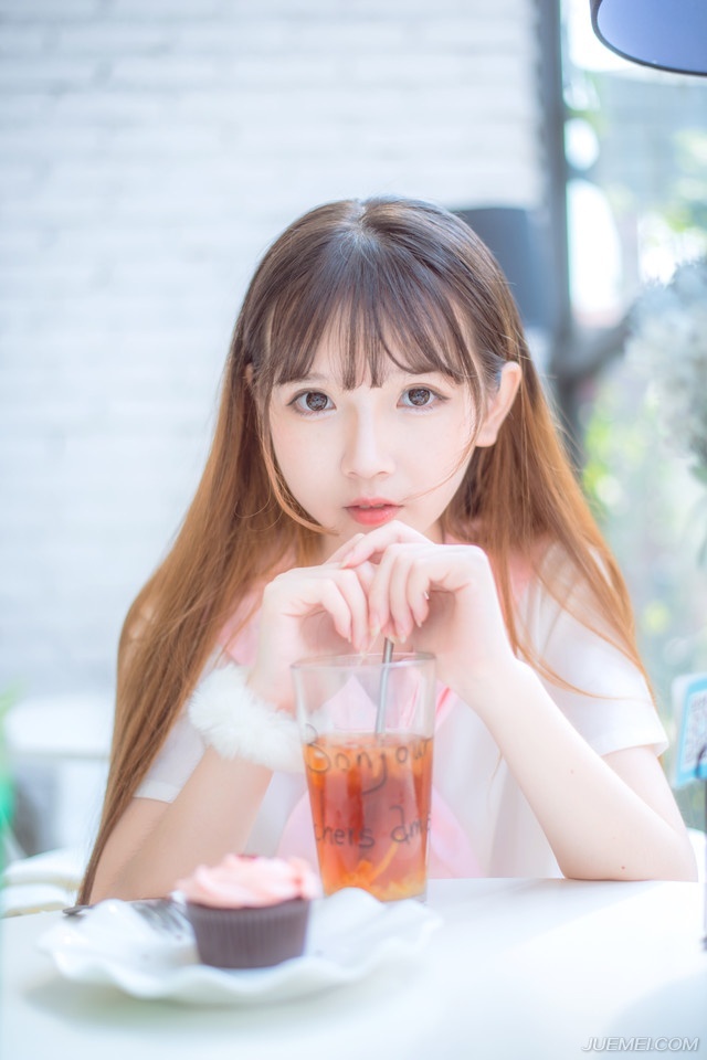 你是我此生铭记的过客良人，我却不过是你转身即忘的红尘路人。